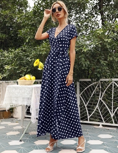 Detail von marineblauem Maxikleid mit Polka-Dots, V-Ausschnitt und Taillen-Bindegürtel