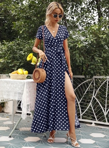 Detail von marineblauem Punktemuster-Wickelkleid mit Seitenschlitz und Taillenband für Sommer