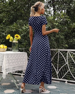 Detailansicht des dunkelblauen Polka-Dot-Sommerkleides mit V-Rückenausschnitt und hoher Taille