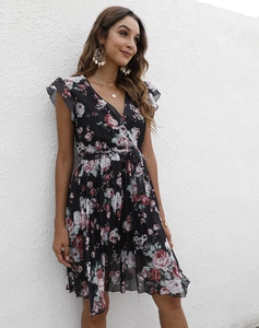 Détail de robe fleurie col en V avec manches à volants et motifs de roses roses