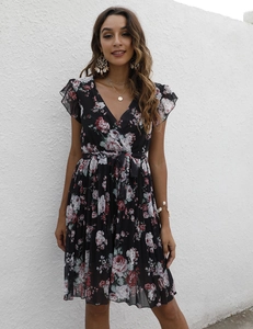 Détail d'une robe en mousseline à col en V avec cache-cœur et motifs de roses rouges