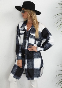Gros plan sur la veste chemise à carreaux noirs et blancs avec boutons ambrés