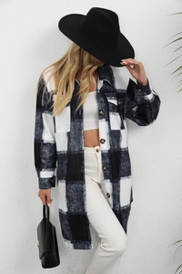 Détail de la veste chemise à carreaux noir et blanc avec poches à rabat et boutons