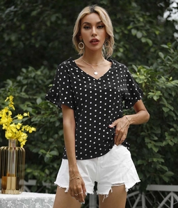 Sommerliches V-Ausschnitt Polka-Dot-Oberteil mit Rüschenärmeln und weißen Jeansshorts