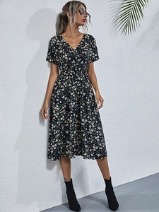 Detail of V-neck and floral pattern on black short sleeve midi summer dress