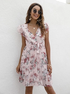Détail du décolleté en V et de la taille nouée sur la robe d'été à fleurs et volants