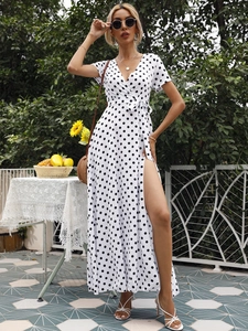 Detailansicht weißes gepunktetes Wickelkleid mit V-Ausschnitt, Bindegürtel und Schlitz