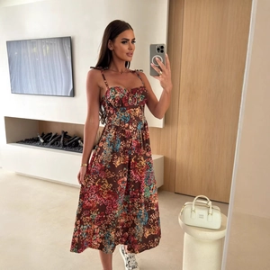 Robe midi ajustée à fleurs avec fines bretelles en marron foncé au style rétro chic
