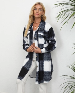 Détail de la veste chemise longue à carreaux noir et blanc pour femmes avec poches à rabat
