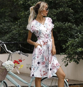 Sommerkleid mit Blumendruck, V-Ausschnitt, kurzen Ärmeln und Bindegürtel im Außeneinsatz