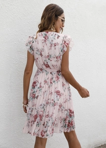 Vue détaillée du dos d'une robe d'été rose fleurie avec col en V et manches à volants