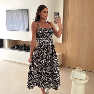 Robe midi ajustée à imprimé zèbre noir et blanc avec de fines bretelles pour femme