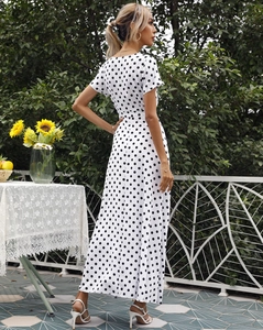 Detail des weißen Polka-Dot-Sommerkleides mit V-Ausschnitt hinten und Taillenschnitt