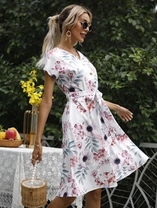 Detailansicht eines Sommerkleides mit Blumendruck und verstellbarem Bindegürtel