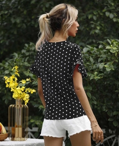 Detail der Rüschenärmel am schwarzen V-Ausschnitt Sommer-T-Shirt mit Punkten