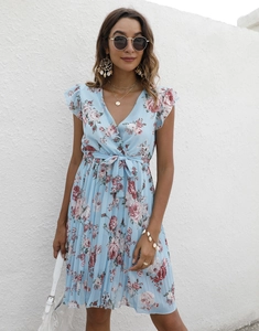 Détail de l'encolure en V et de l'imprimé floral sur une robe d'été bleu clair