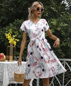 Detail von geblümtem V-Ausschnitt Kleid mit lila Print, Bindegürtel und Knopfleiste