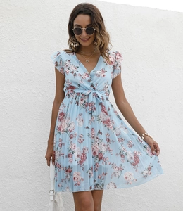 Détail de la robe fleurie bleu clair avec jupe plissée et cordon de serrage à la taille