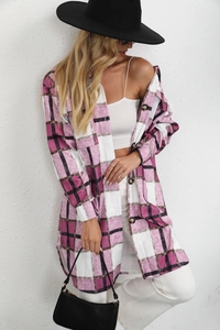 Détail d'une veste à manches longues à carreaux rose et blanc avec col à revers