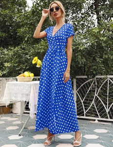 Detailansicht eines blauen Polka-Dot-Wickelkleides mit V-Ausschnitt und Taillenband