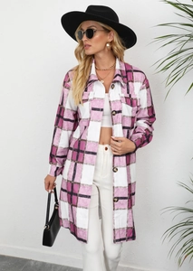 Détail du manteau long à carreaux rose et violet avec col à revers et poches poitrine