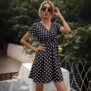 Robe courte d'été élégante à pois blancs avec col en V et ceinture à la taille