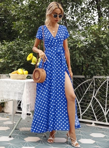 Detail eines blauen Polka-Dot-Wickelkleids mit V-Ausschnitt, Bindegürtel und Schlitz