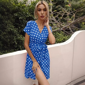 Robe d'été pour femmes à col en V, manches courtes et pois bleus avec ceinture