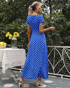 Rückansicht eines blauen Polka-Dot-Maxikleids mit hoher Taille und kurzen Ärmeln im Freien