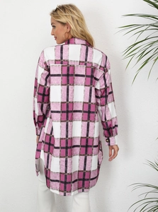 Vue arrière d'une veste longue à carreaux roses avec fentes latérales et texture brossée
