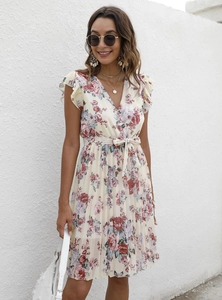 Détail d'une robe d'été en mousseline avec col en V et ceinture nouée à la taille