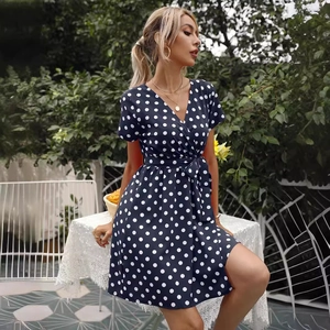 Robe courte marine à pois avec col en V et ceinture nouée pour femmes d'été
