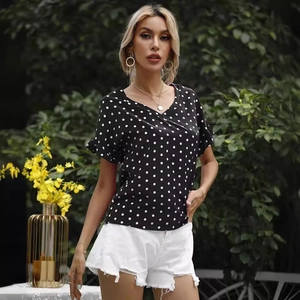 Damen V-Ausschnitt Polka Dot T-Shirt mit Rüschenärmeln und weißen Denim-Shorts