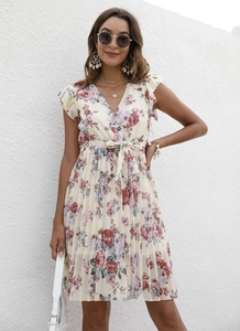 Détail de la robe d'été à col en V avec volants et ourlet plissé au motif floral délicat