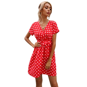 Robe d'été pour femmes à col en V à pois rouges et blancs avec nœud à la taille