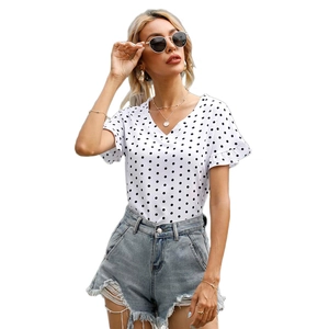 Damen Sommer T-Shirt mit V-Ausschnitt, Polka-Dots und Rüschenärmeln auf weißem Hintergrund