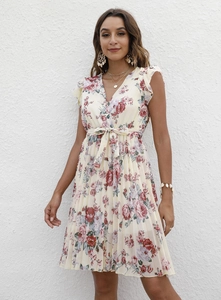 Détail de robe d'été à fleurs, col en V, manches volantées, taille nouée et jupe plissée