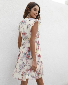 Détail d'une robe d'été à fleurs avec jupe plissée et coupe sans manches évasée