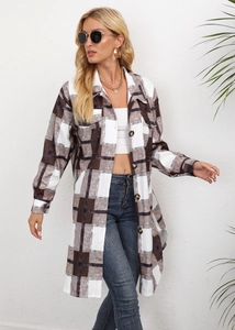 Détail d'une veste longue à carreaux marron pour femme avec poches et boutons devant
