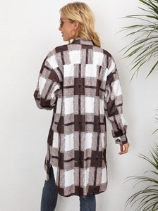 Vue détaillée du dos et du profil d'une veste chemise longue à carreaux marron pour femme