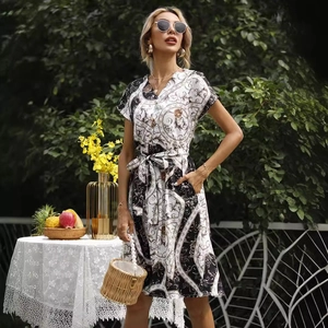 Kurzärmeliges Sommerkleid mit schwarz-weißem Blumenmuster und passendem Taillengürtel