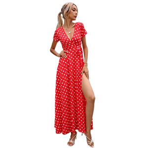 Damen Vintage-Kleid in Rot mit weißen Punkten, V-Ausschnitt und hohem Seitenschlitz