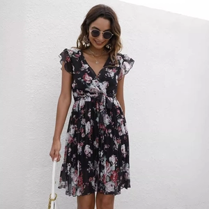 Robe d'été fleurie avec col en V, ceinture à nouer à la taille et manches volantées