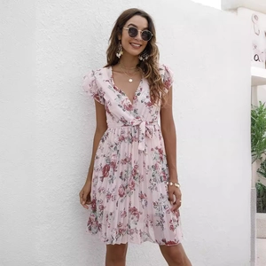 Robe d'été rose à fleurs avec col en V, manches volantées et ceinture à nouer