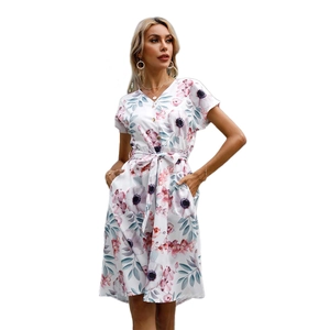 Sommerliches Blumenkleid mit V-Ausschnitt, Kurzarm und Bindegürtel auf weißem Grund