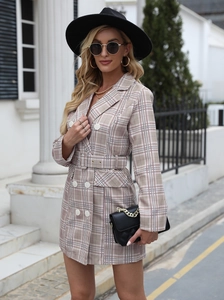 Vue détaillée de la robe blazer à carreaux avec boutons croisés et ceinture assortie