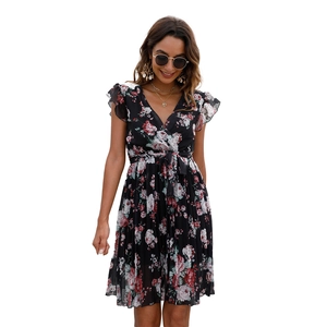 Robe courte d'été fleurie avec col en V, manches volantées et ceinture nouée en noir