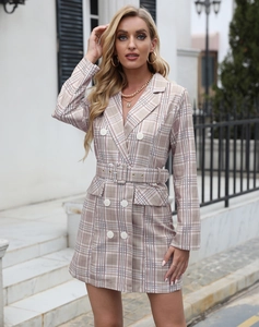 Détail d'une robe blazer à carreaux avec boutons croisés et ceinture assortie