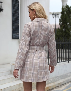 Détail de la coupe arrière et du motif à carreaux sur cette robe blazer à manches longues