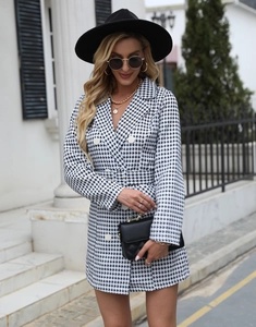 Détails de la robe blazer croisée à motif pied-de-poule avec des boutons blancs